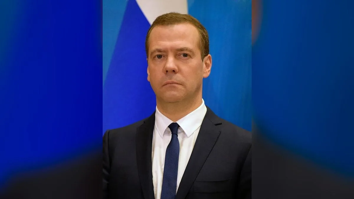 Медведев дал МВД две недели на запуск новых правил найма мигрантов